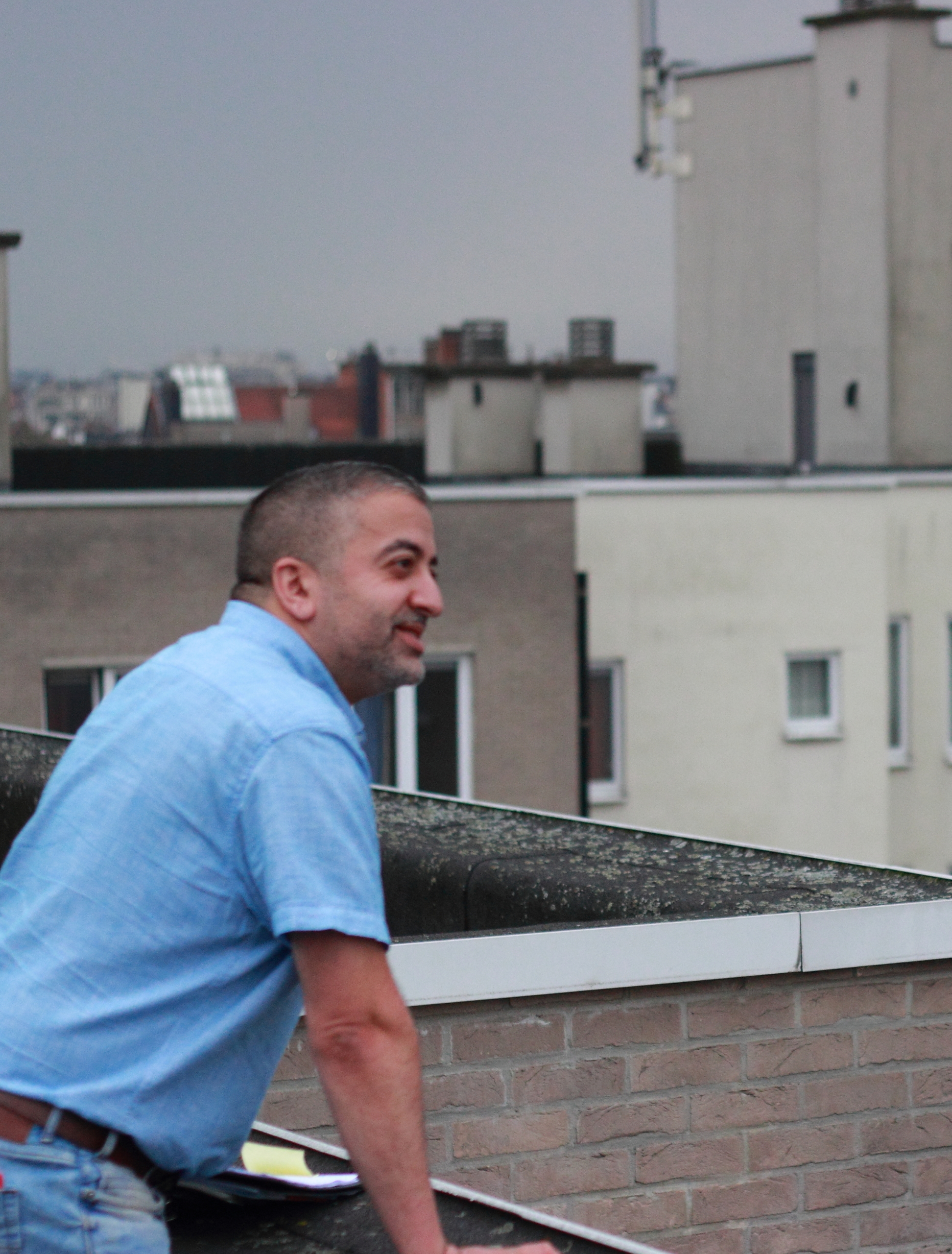 Majid kijkt rond vanop het dak