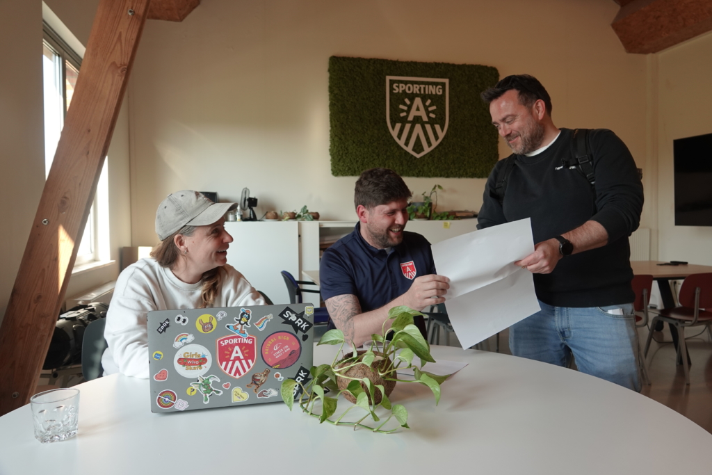Axl in overleg met collega's